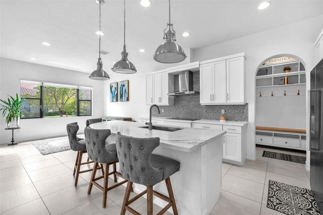 1052 SW 113th Way 1052, Pembroke Pines, FL 33025