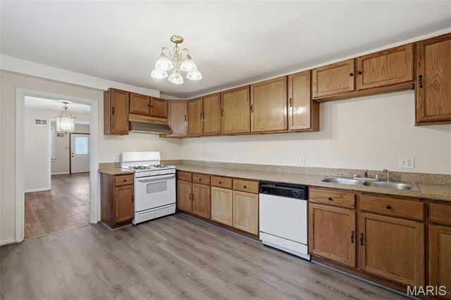 9512 Tennyson Avenue, Overland, MO 63114