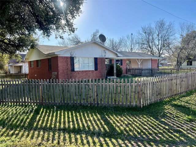 216 Woodlawn Avenue, Strawn, TX 76475