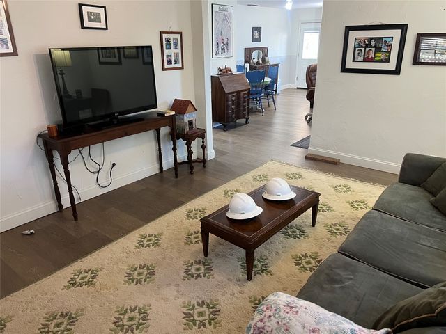 216 Woodlawn Avenue, Strawn, TX 76475