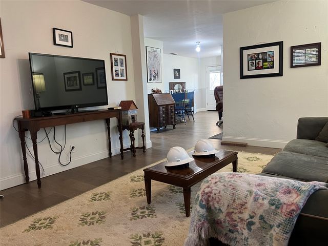 216 Woodlawn Avenue, Strawn, TX 76475