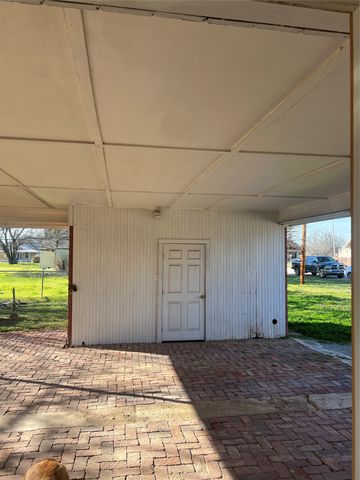 216 Woodlawn Avenue, Strawn, TX 76475