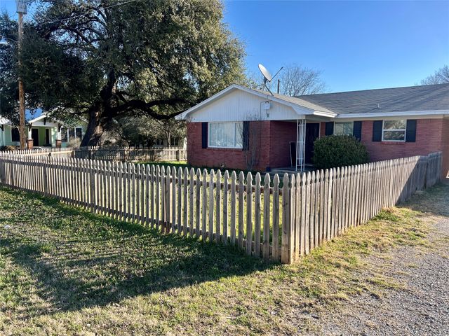 216 Woodlawn Avenue, Strawn, TX 76475