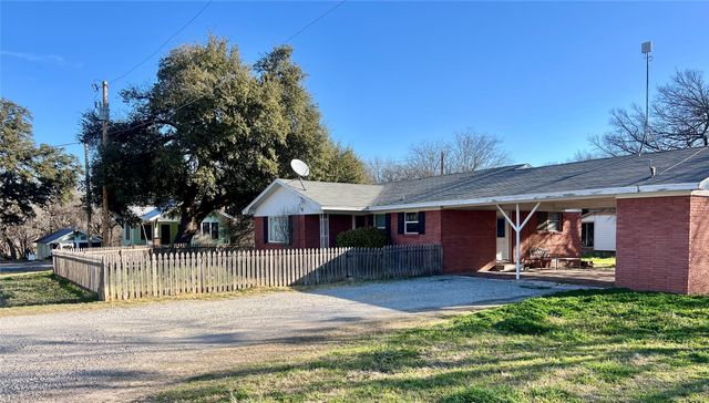 216 Woodlawn Avenue, Strawn, TX 76475