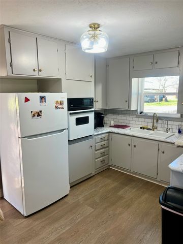 216 Woodlawn Avenue, Strawn, TX 76475