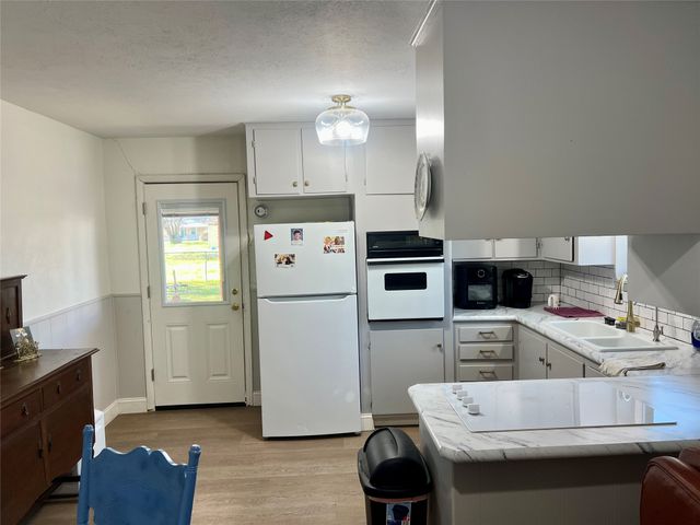 216 Woodlawn Avenue, Strawn, TX 76475