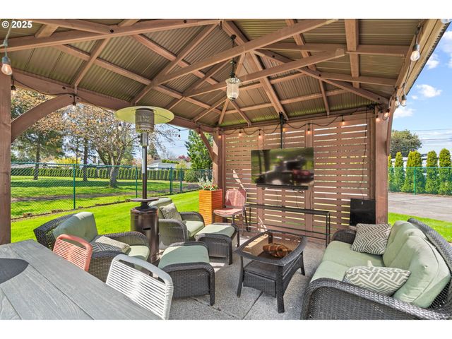 2595 Ne ROBERTS Pl, Gresham, OR 97030