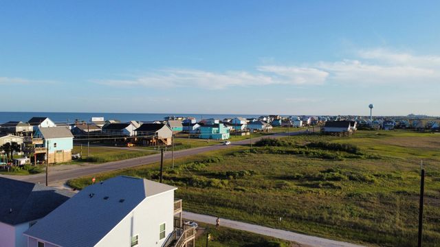 206 Nesmith Place, Surfside Beach, TX 77541