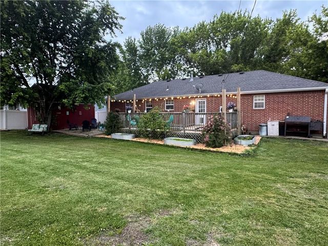 105 S Village Terrace, Tonganoxie, KS 66086