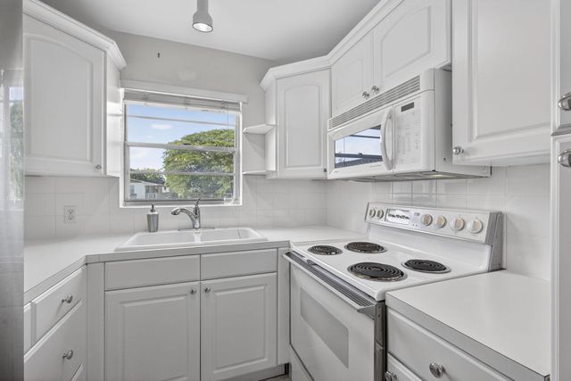 319 Windsor N, West Palm Beach, FL 33417