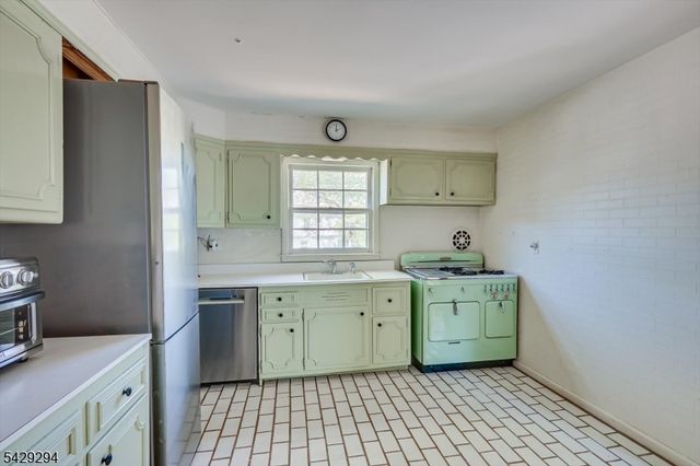 78 Rose St, Metuchen Boro, NJ 08840