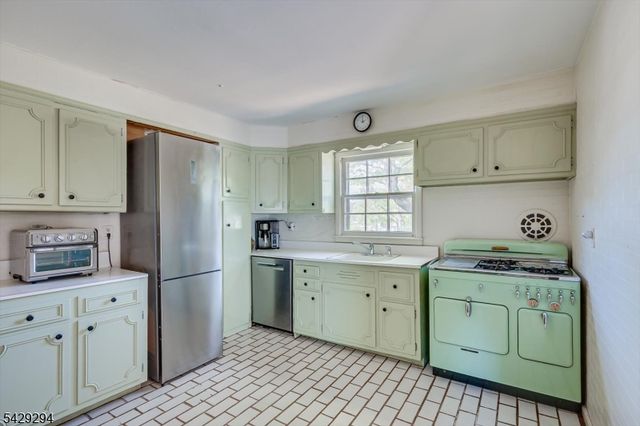 78 Rose St, Metuchen Boro, NJ 08840