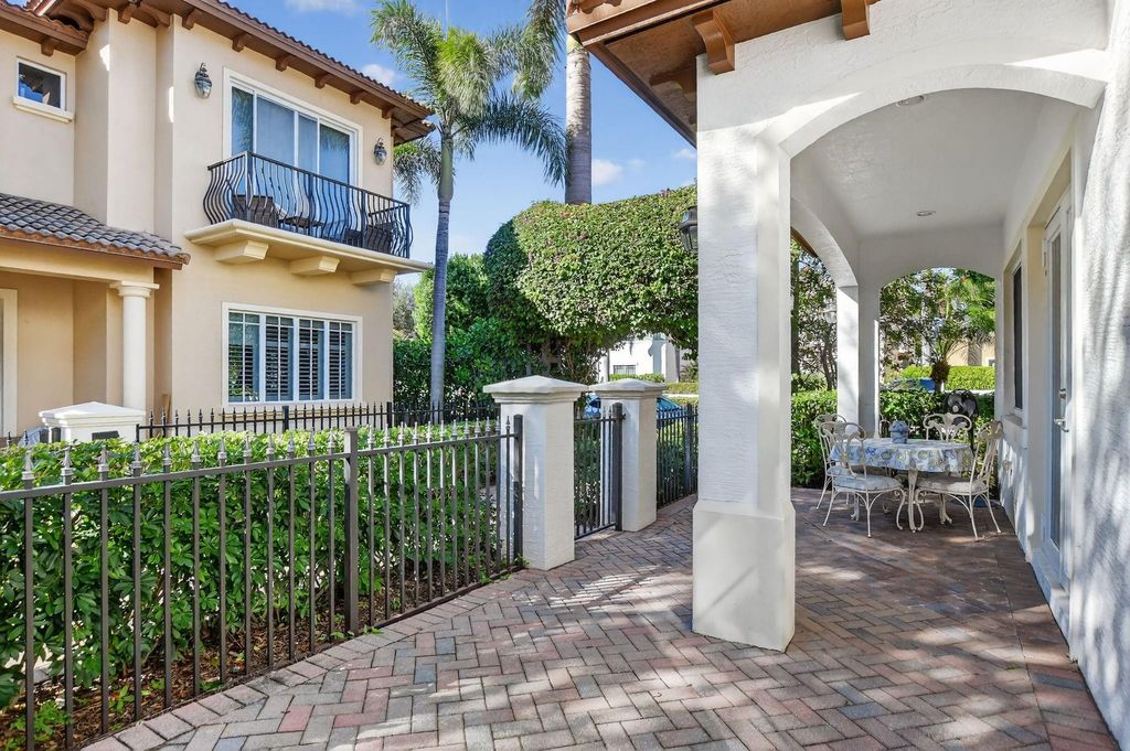 Image 13 of property listing at 591 NW Library Commons Way, Boca Raton, FL 33432