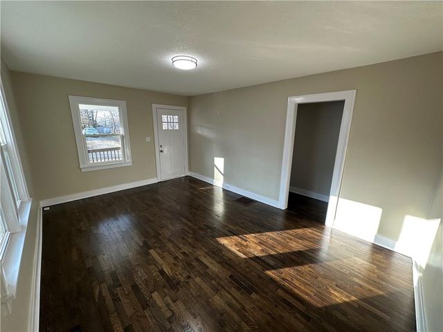 1215 S Pleasant Street, Independence, MO 64055