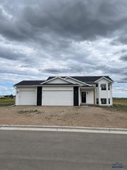 616 BULL RUN DR, Box Elder, SD 57719