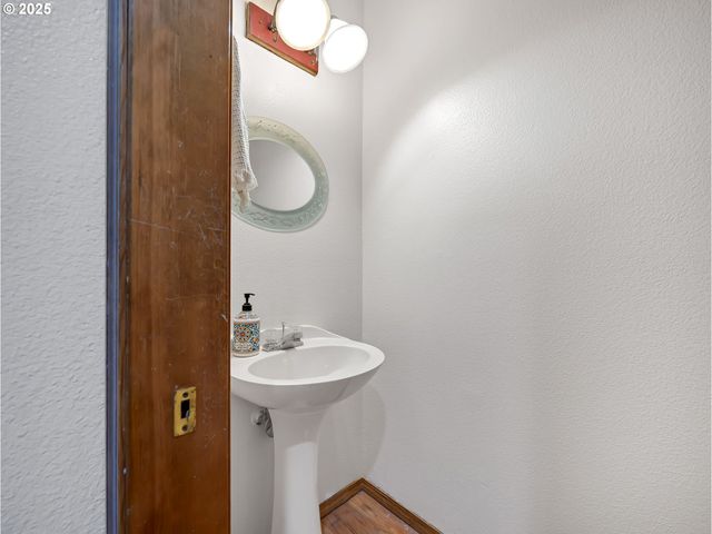 2568 Sw ORCHARD Ct, Gresham, OR 97080