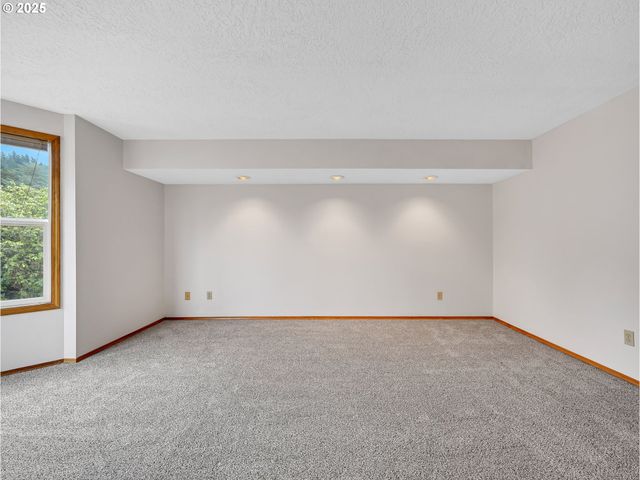 2568 Sw ORCHARD Ct, Gresham, OR 97080