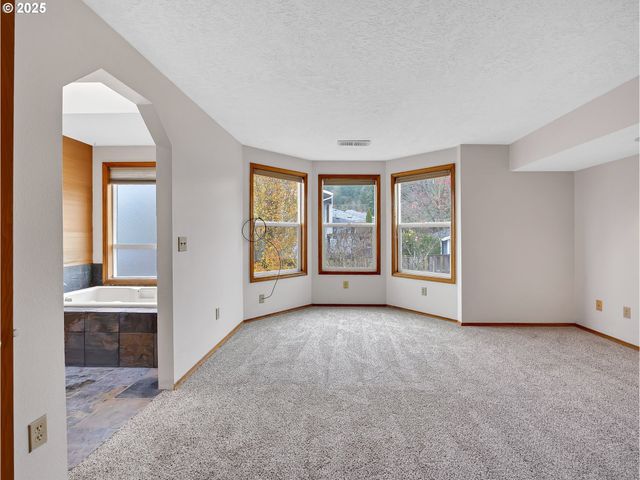 2568 Sw ORCHARD Ct, Gresham, OR 97080