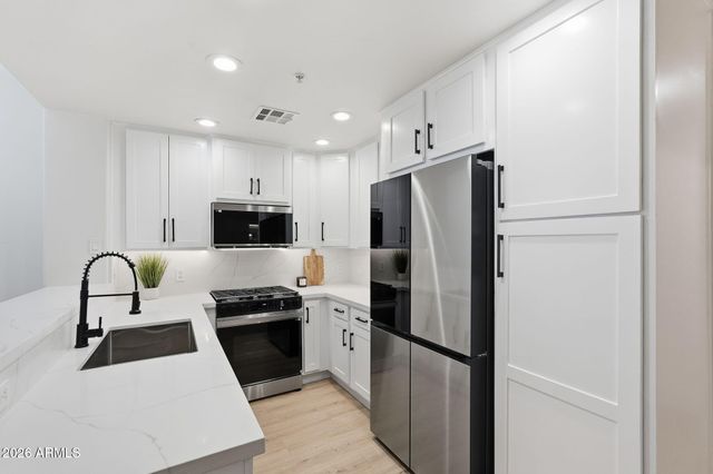 5450 E DEER VALLEY Drive 1200, Phoenix, AZ 85054