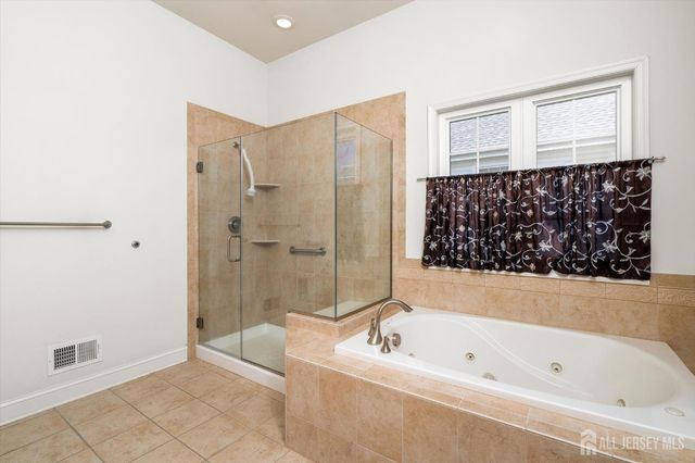 24 Ravenslake Road, Monroe, NJ 08831