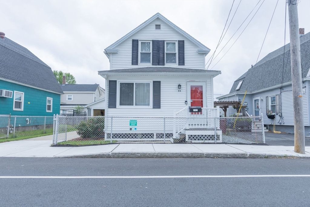 44 Carolyn St, Lowell, MA 01850