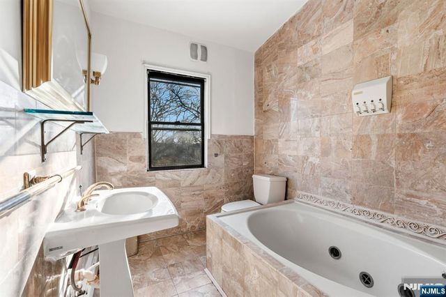 12-14 King Avenue, Weehawken, NJ 07086