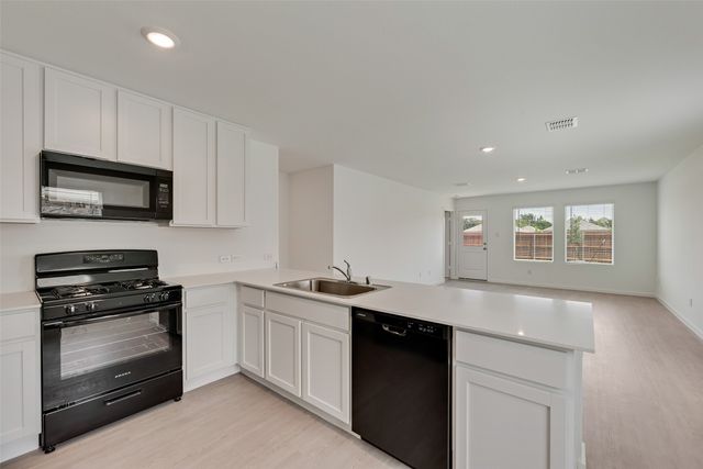 5010 Volunteer Drive, Ennis, TX 75119