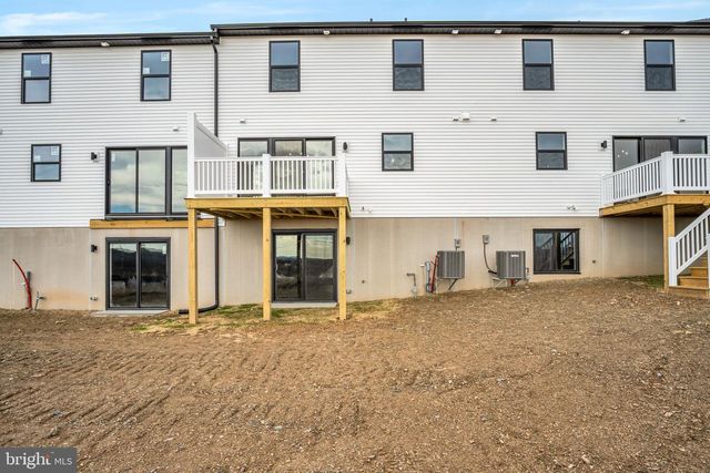 2160 S AUTUMN CHASE DR, Mechanicsburg, PA 17055