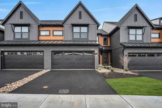2160 S AUTUMN CHASE DR, Mechanicsburg, PA 17055