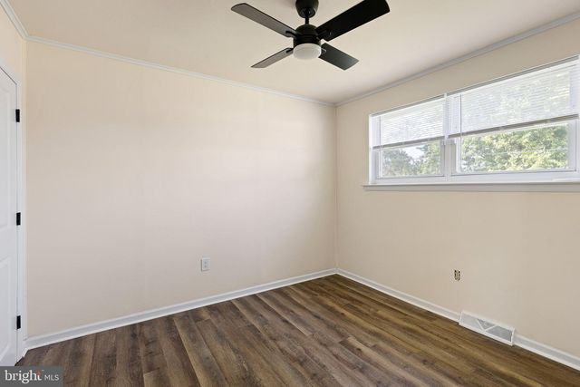 16 IVY LN, New Castle, DE 19720