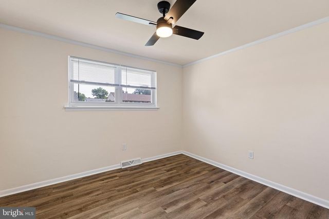 16 IVY LN, New Castle, DE 19720