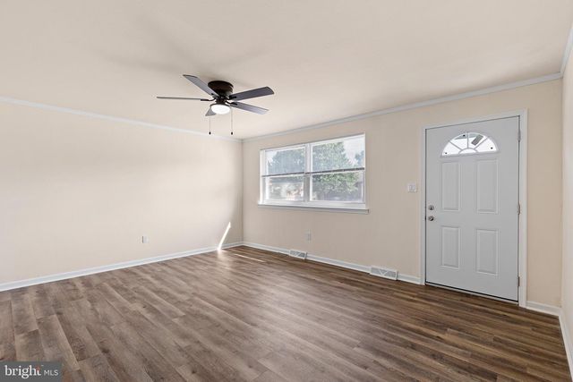 16 IVY LN, New Castle, DE 19720