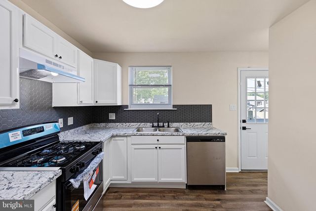 16 IVY LN, New Castle, DE 19720