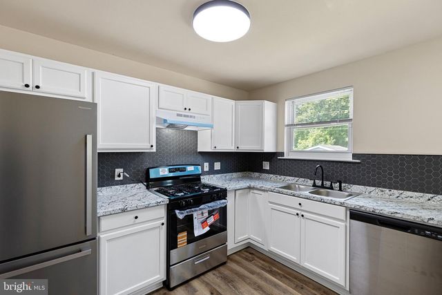 16 IVY LN, New Castle, DE 19720