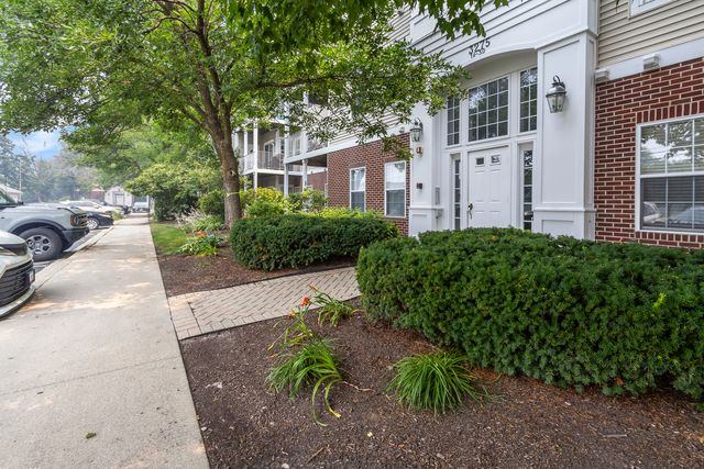 3275 Stratford Court 2-C, Lake Bluff, IL 60044