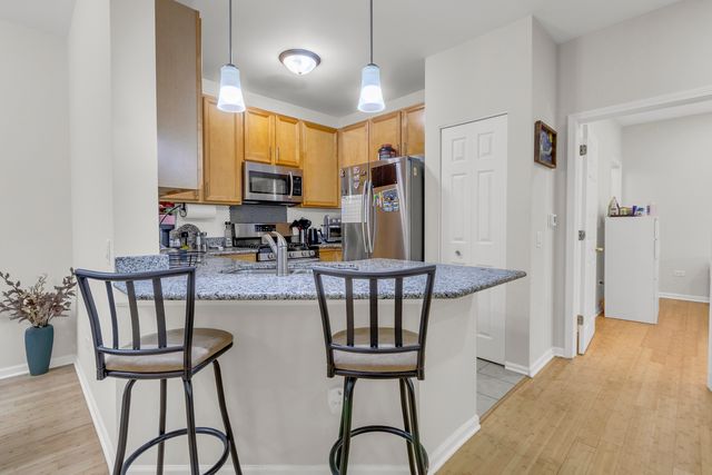 3275 Stratford Court 2-C, Lake Bluff, IL 60044