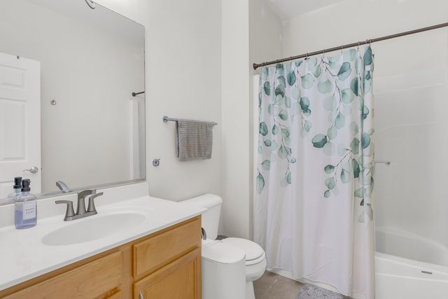 3275 Stratford Court 2-C, Lake Bluff, IL 60044