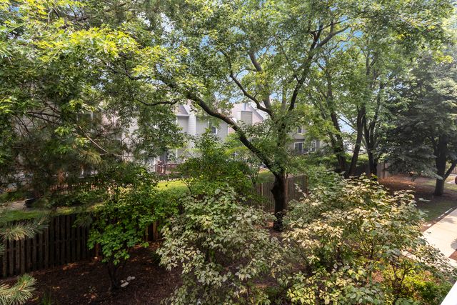3275 Stratford Court 2-C, Lake Bluff, IL 60044