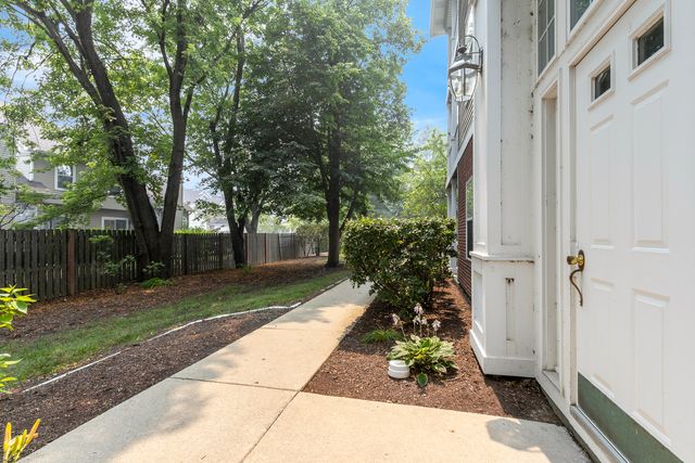 3275 Stratford Court 2-C, Lake Bluff, IL 60044