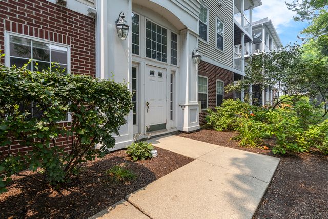 3275 Stratford Court 2-C, Lake Bluff, IL 60044