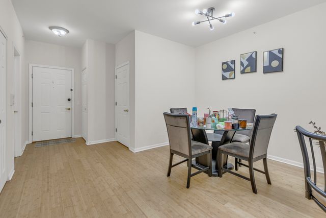 3275 Stratford Court 2-C, Lake Bluff, IL 60044