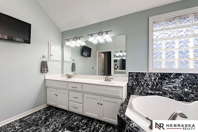 2924 Blackhawk Circle, Bellevue, NE 68123