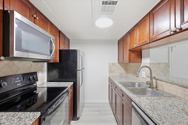 8750 Park Lane 11, Dallas, TX 75231