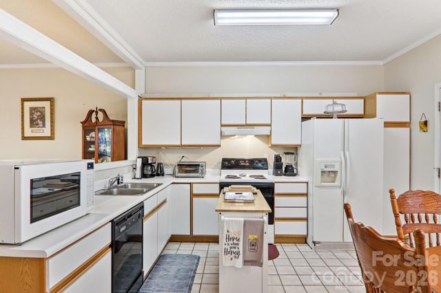 702 Cinnamon Way, Flat Rock, NC 28731