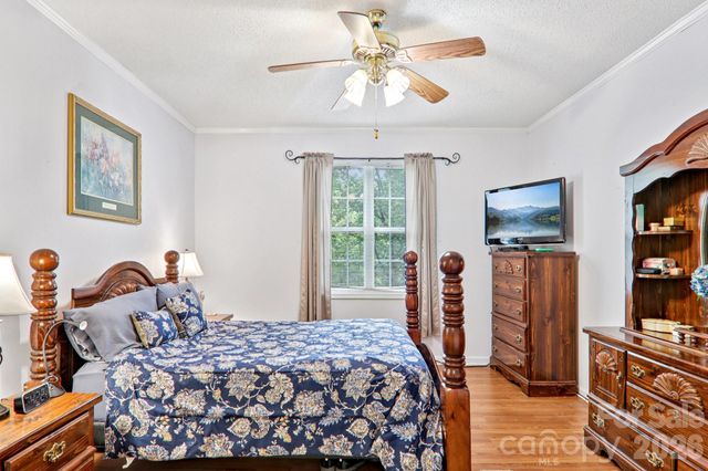 702 Cinnamon Way, Flat Rock, NC 28731