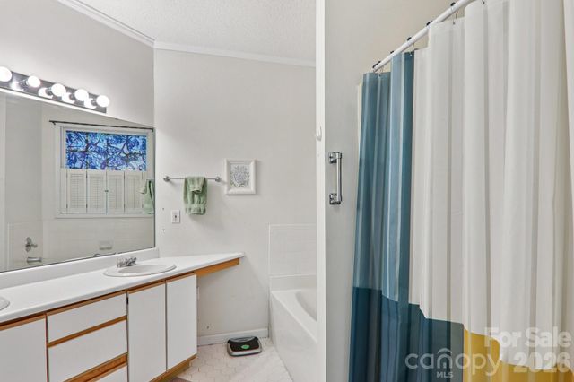 702 Cinnamon Way, Flat Rock, NC 28731