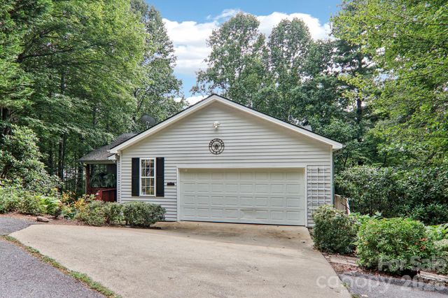 702 Cinnamon Way, Flat Rock, NC 28731