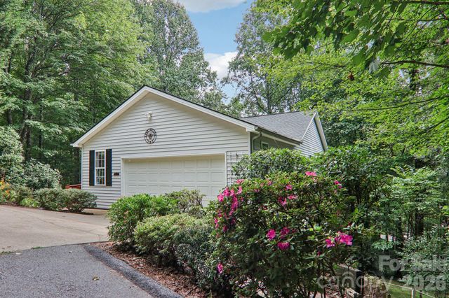 702 Cinnamon Way, Flat Rock, NC 28731