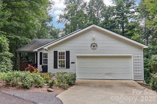 702 Cinnamon Way, Flat Rock, NC 28731