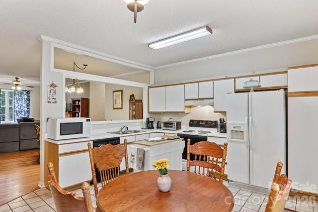702 Cinnamon Way, Flat Rock, NC 28731